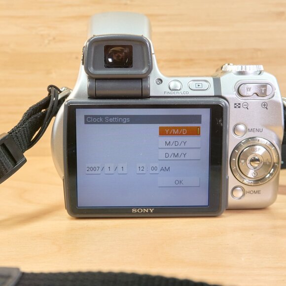 Sony DSC-H9 Digital Camera / 8.1MP / 15x Carl Zeiss Zoom Lens / Japan - Picture 4 of 11